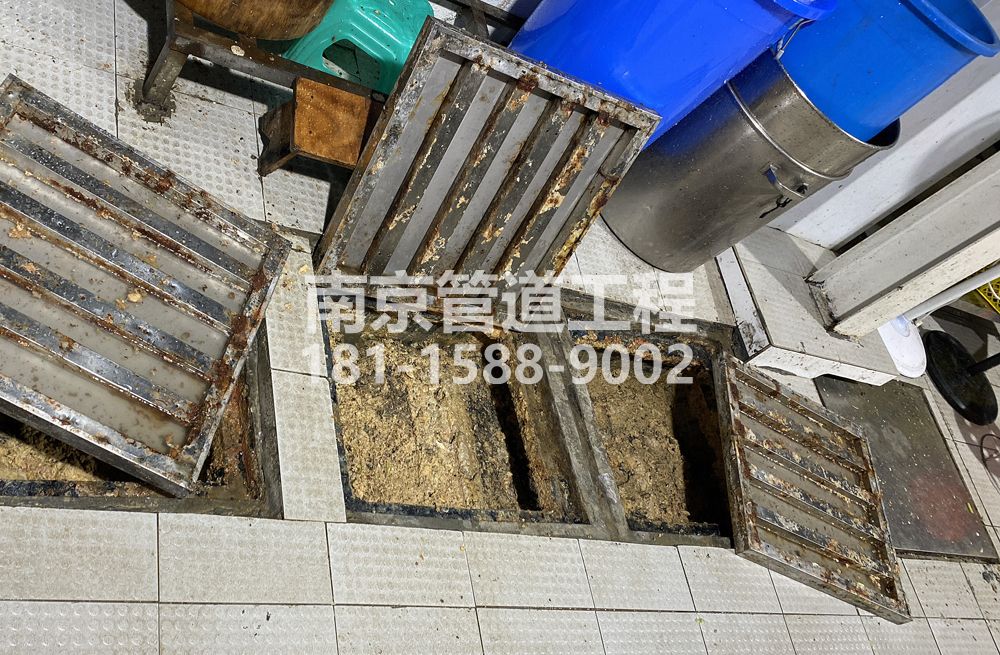 278宝山城管中队食堂隔油池清理